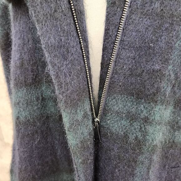 RARE bloggers favorite plaid cape with a faux fur lined hood - Picture 9 of 15